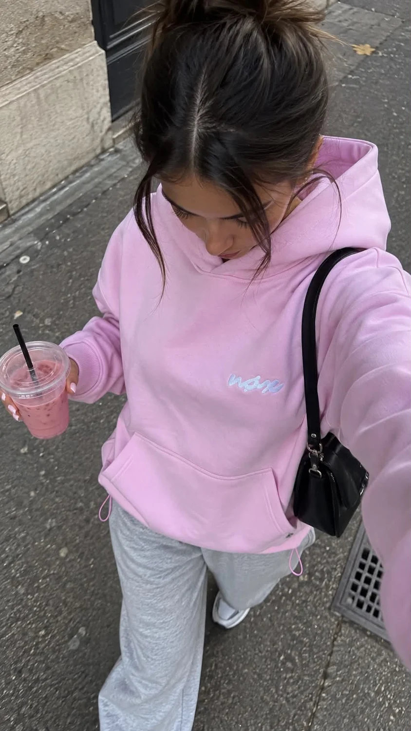 Detal różowej bluzy w codziennej stylizacji
