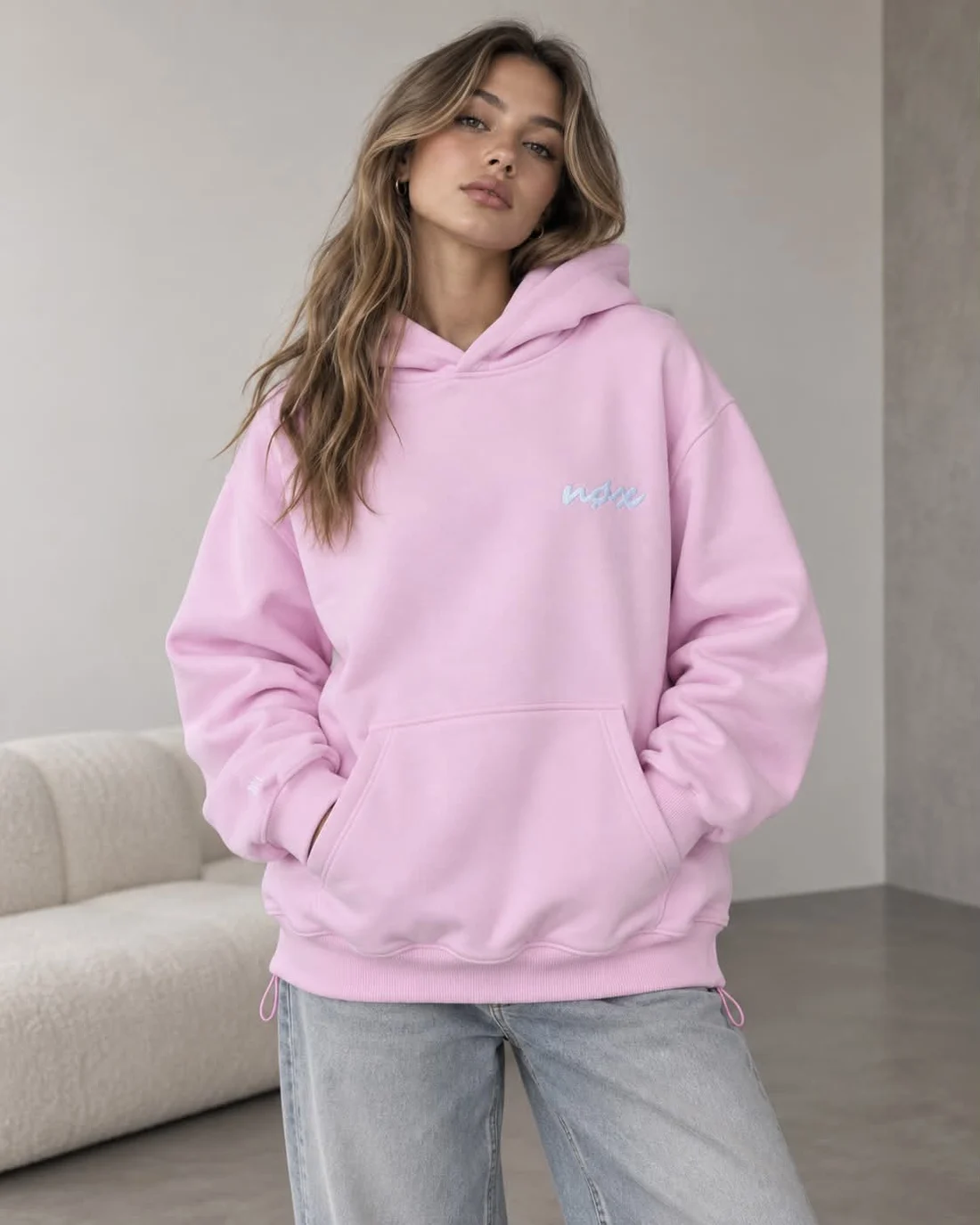 Różowa bluza na modelce, zbliżenie przodu